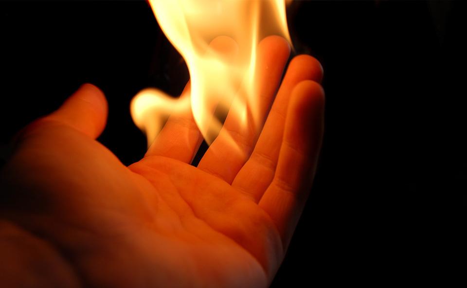 feu dans la main